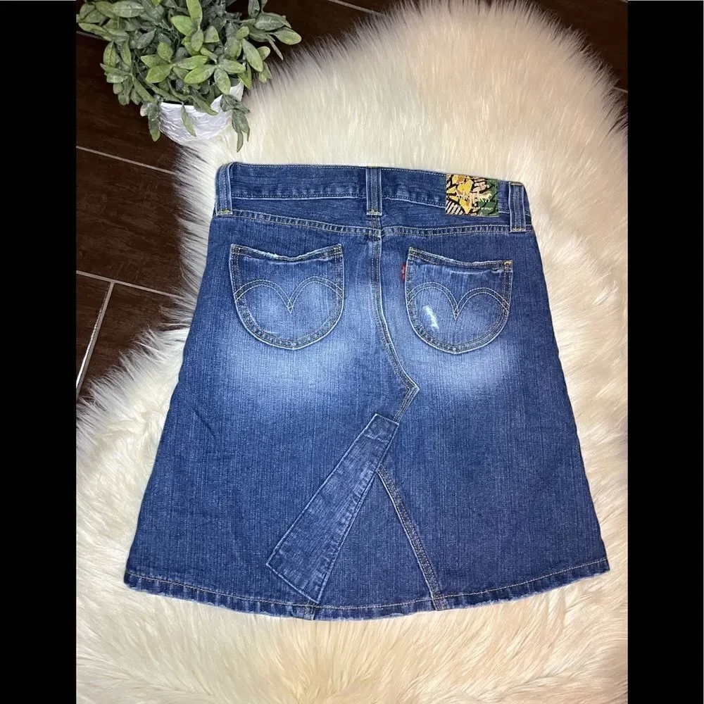 Levi’s asymmetrical vent distressed/patch works denim skirt sz 3